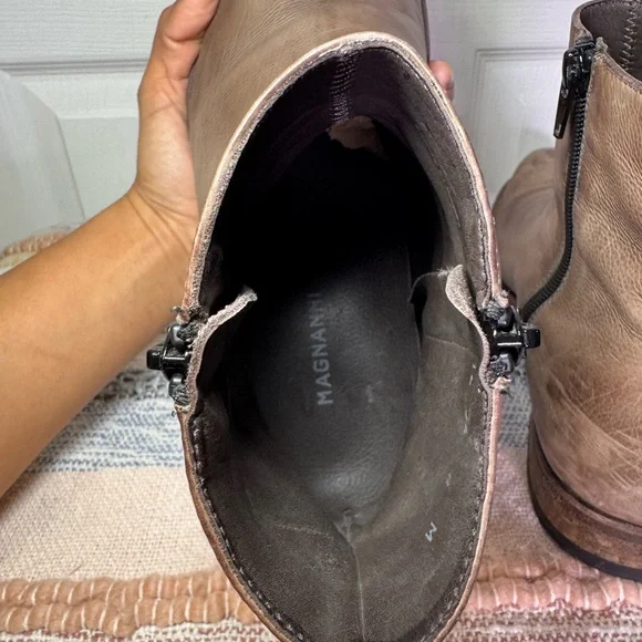 Magnanni Leather Chelsea Boots
